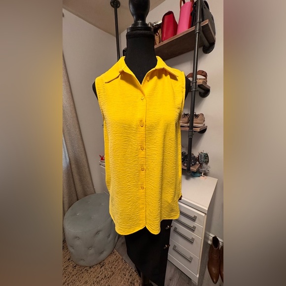 In unworn condition ,Yellow Sleeveless Button-Up Women's Top - Picture 1 of 4